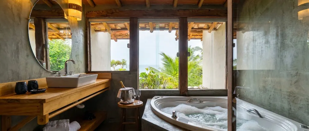 Suíte Luxo com hidromassagem e vista para o mar